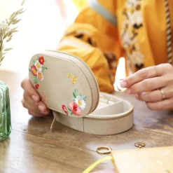 Boîte à Bijoux Ovale en Velours - Fleurs brodées