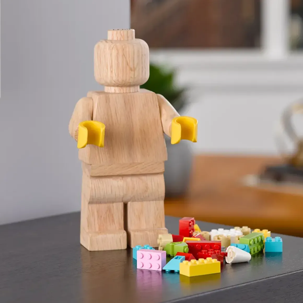 Figurine Lego en bois - h 20 cm
