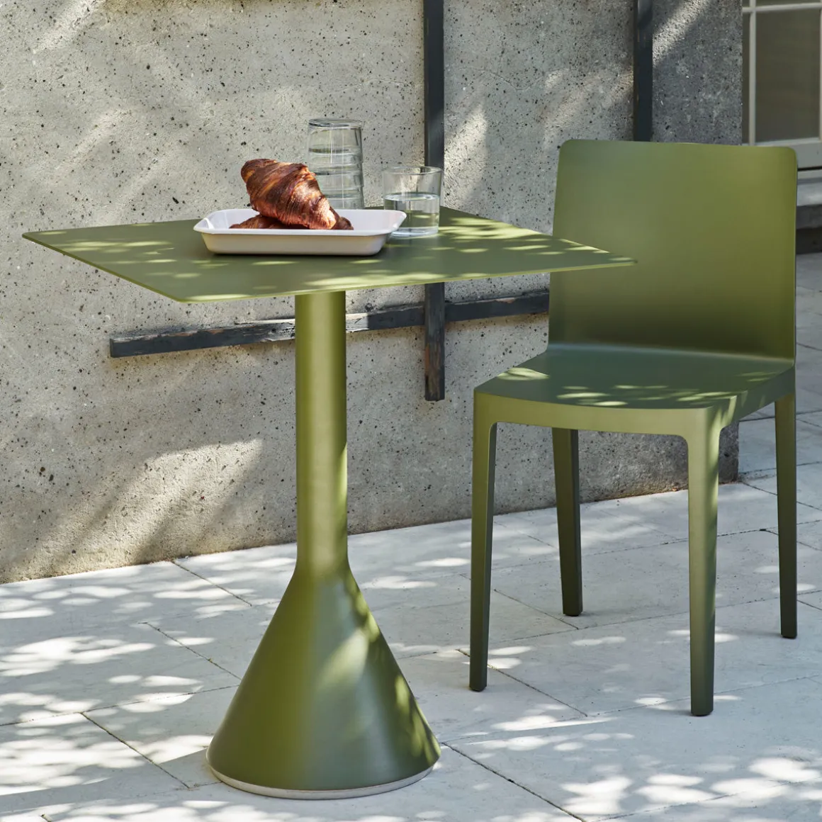Table Cone Palissade - l 65 x p 65 x h 74 cm - Olive