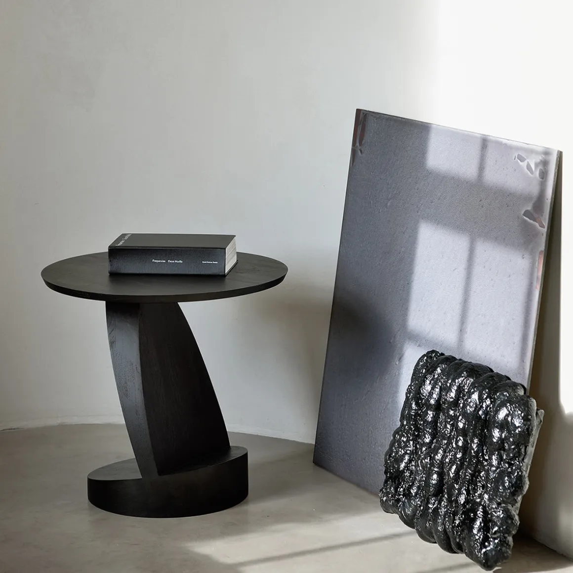 Table d'appoint Oblic en teck noir verni - Ø 52 cm