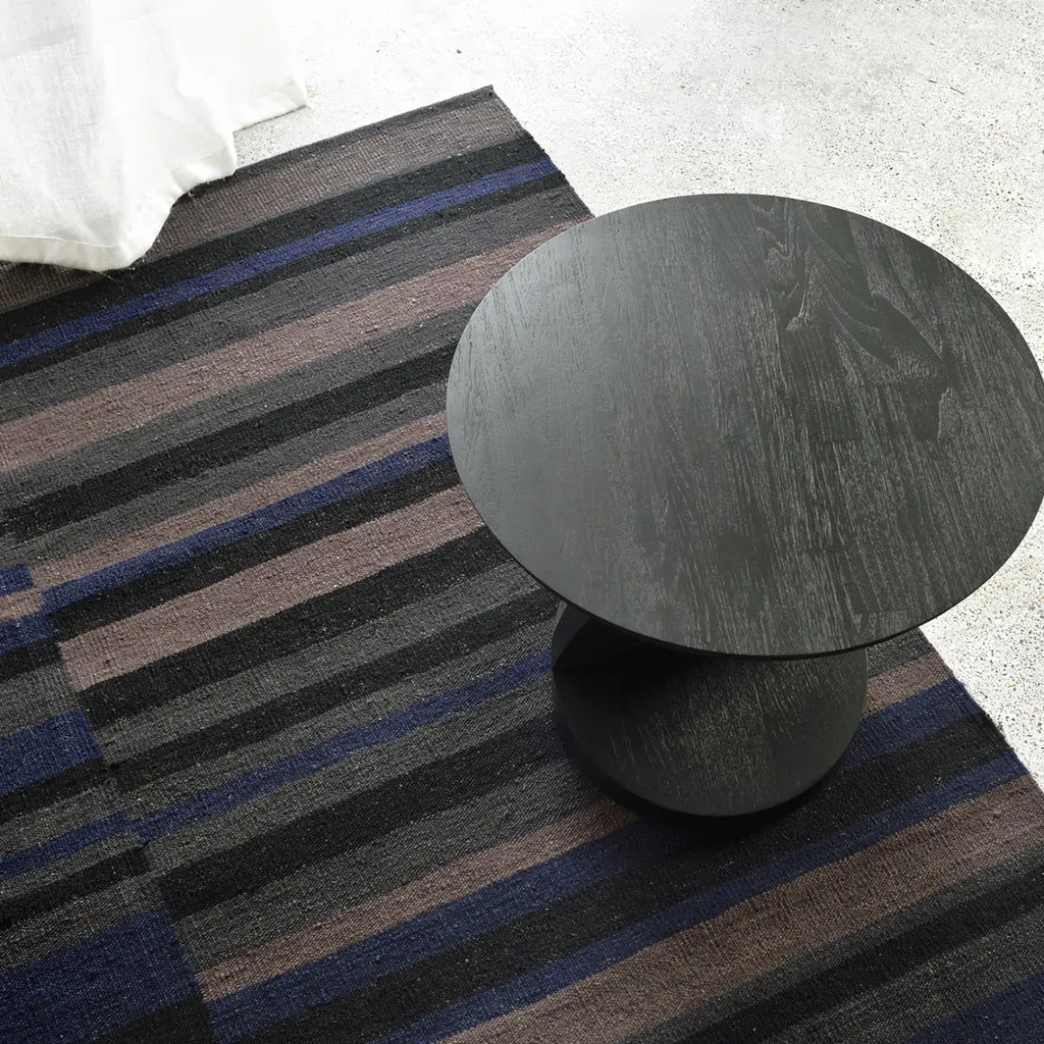 Table d'appoint Oblic en teck noir verni - Ø 52 cm