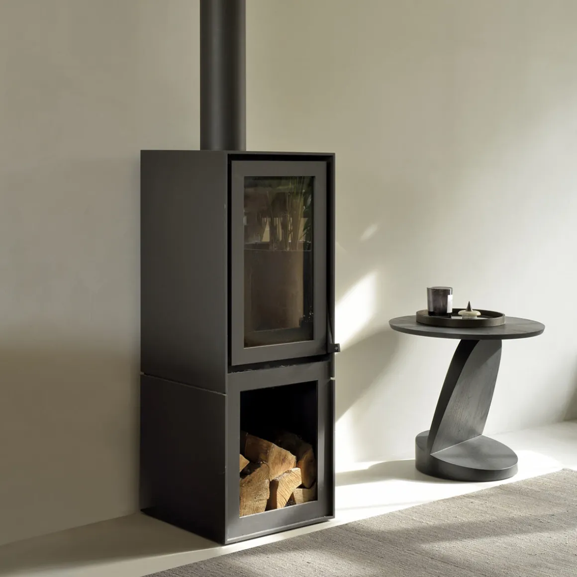 Table d'appoint Oblic en teck noir verni - Ø 52 cm